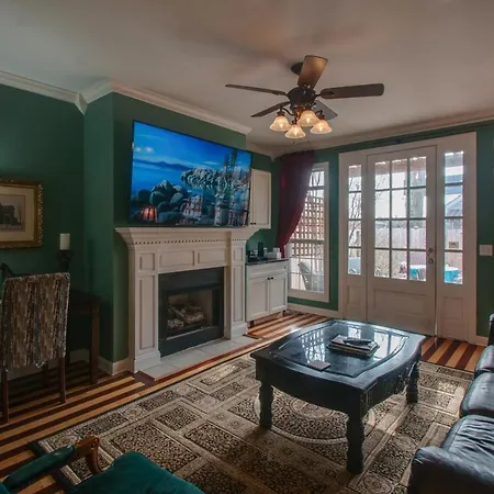 Vacation Home 5 Mins To Down Town 2 Bedrooms 2 Baths Garden Area Hot Tub
